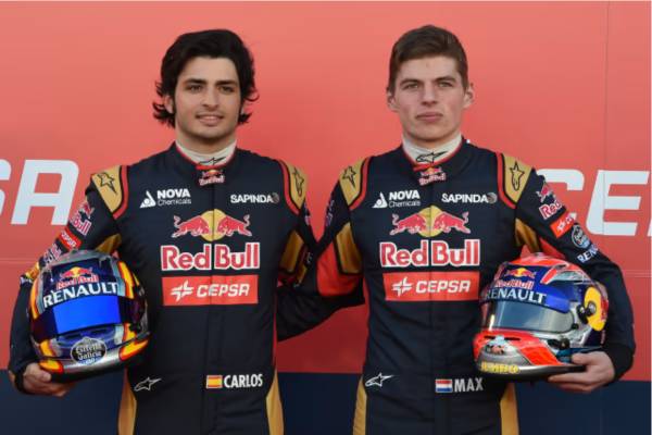 Carlos Sainz Jr. bersama Max Verstappen (formula1.com)