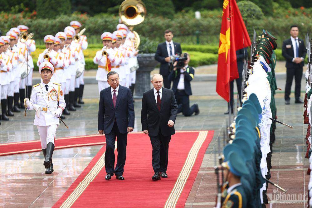 Presiden Rusia Vladimir Putin saat disambut oleh Presiden Vietnam To Lam di Istana Kepresidenan di Hanoi pada 20 Juni 2024. (twitter.com/VNGovtPortal)
