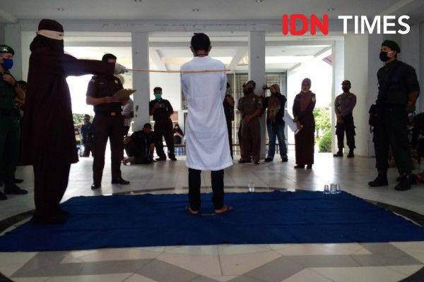 Eksekusi cambuk di Kota Banda Aceh (IDN Times/Saifullah)