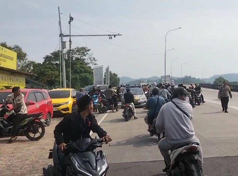 Aksi demontrasi petruk di kawasan Pelabuhan Bakauheni, Lampung Selatan, Jumat (21/6/2024). (IDN Times/Istimewa).