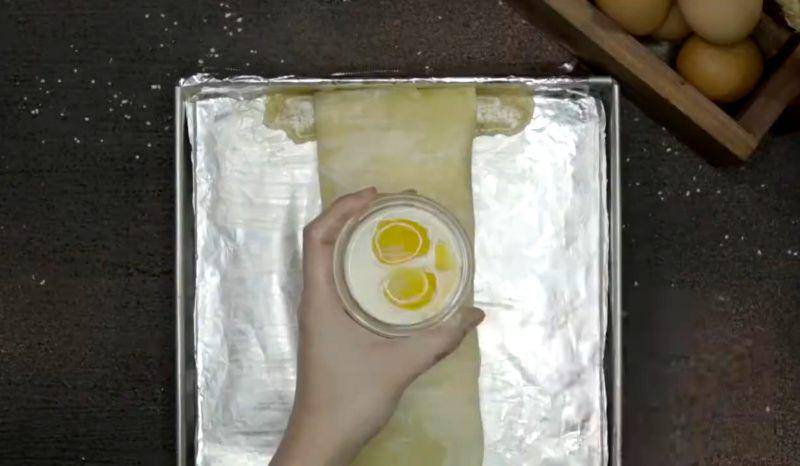 gambar apple strudel yang siap dipanggang (youtube.com/Cookin ID)