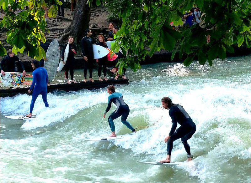 potret beberapa peserta mencoba selancar sungai (unsplash.com/Luis Fernando Felipe)