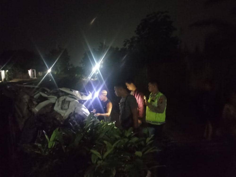 Penampakan mobil Daihatsu Ayla putih nopol B 1870 CKH dikendarai Benih Indra Kusuma. (Dok. Polsek Natar).
