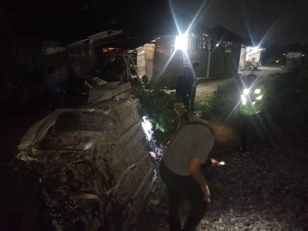 Terseret 100 Meter, Pengemudi Ayla Tewas Tabrak Kereta Api di Lamsel