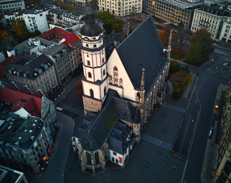 gambar gereja St. Thomas (pexels.com/Martin Wischeropp)