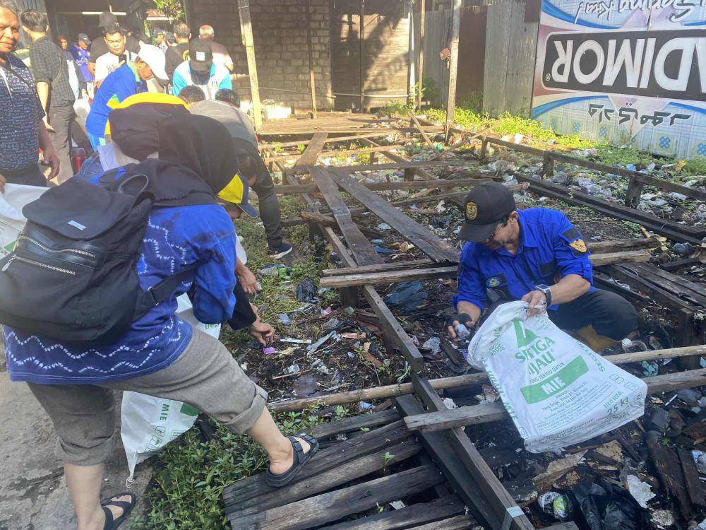 Punguti sampah di sekitar pemukiman warga di Banjarmasin