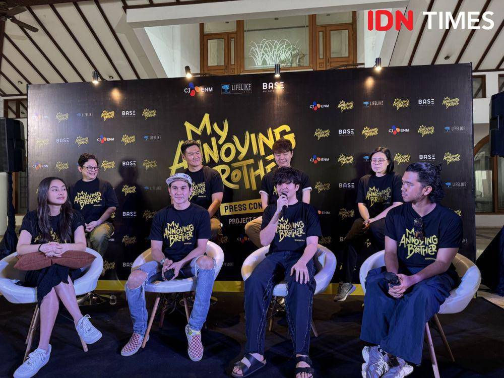 cast dan tim produksi film remake My Annoying Brother pada Jumat (21/6/2024) (IDN Times/Elizabeth Chiquita)