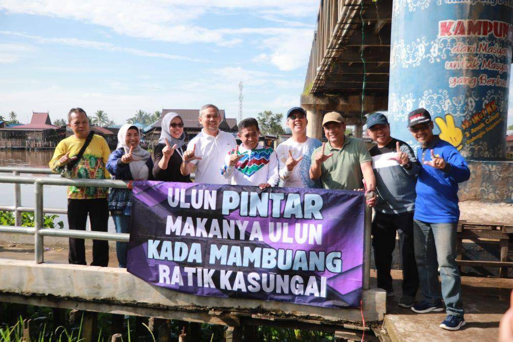 Spanduk sosialisasi tidak membuang sampah di sungai.
