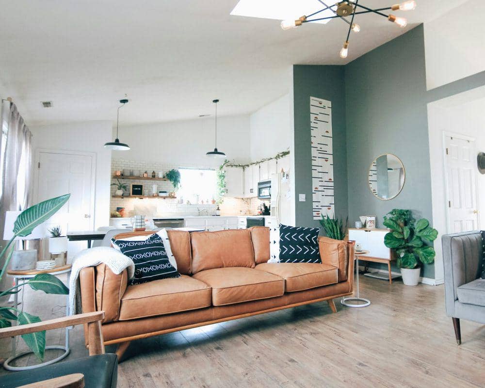 ilustrasi dinding hijau sage dan sofa cokelat (unsplash.com/Kara Eads)