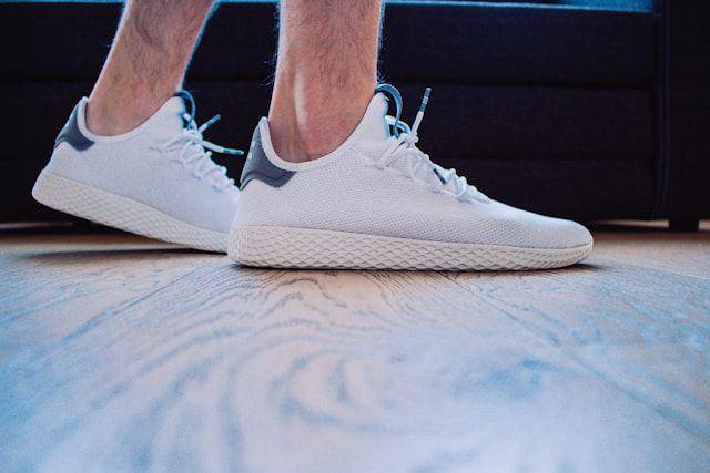 ilustrasi sepatu pria (unsplash.com/Marcel Strauß)