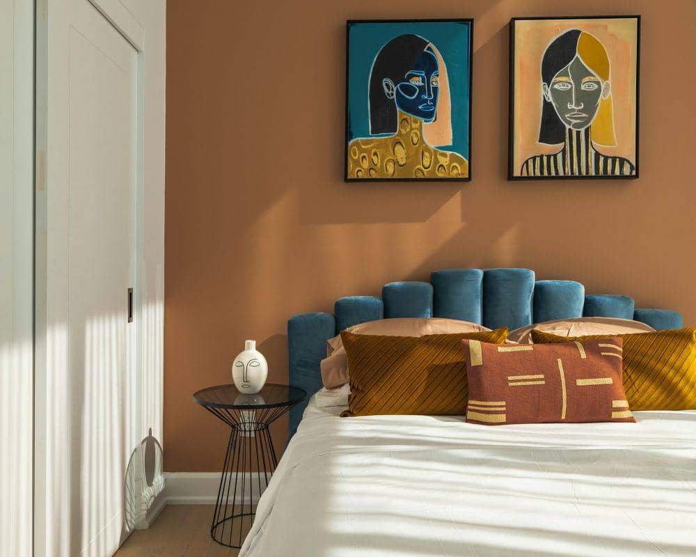 ilustrasi dinding cokelat dan headboard biru navy (unsplash.com/Nathan Van Egmond)