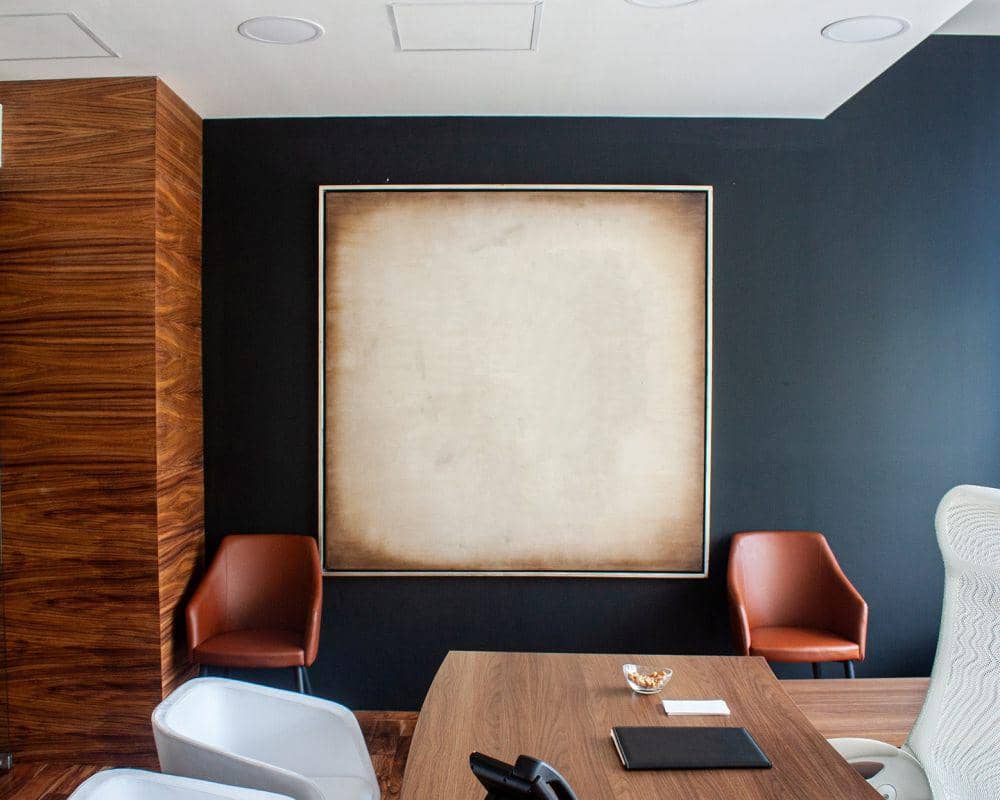 ilustrasi dinding hitam dan kursi cokelat (pixabay.com/仲崇军)