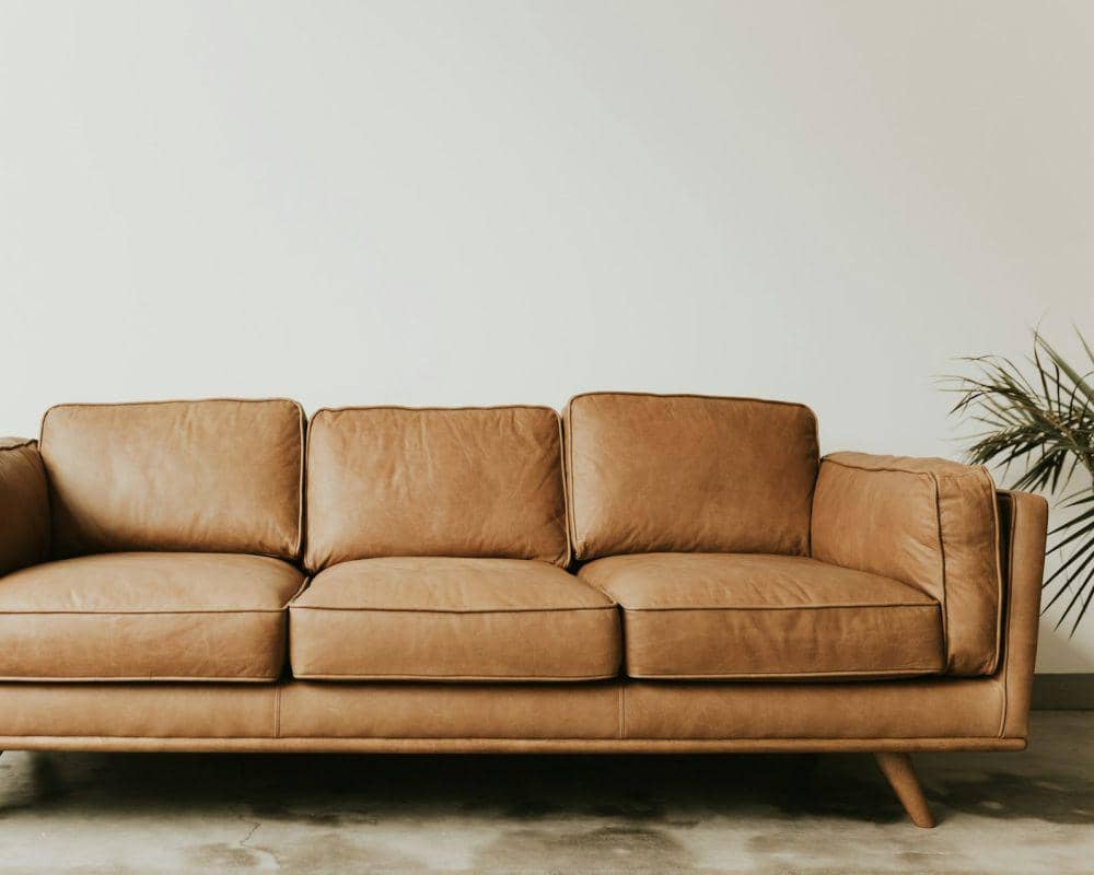 ilustrasi dinding cream dan sofa cokelat (unsplash.com/Paul Weaver)