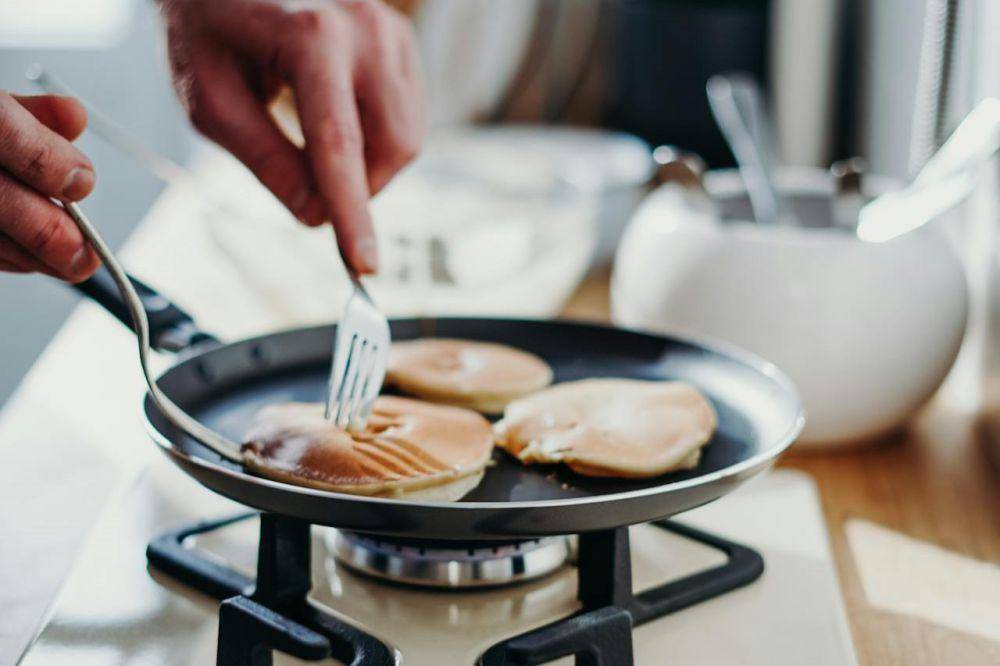 ilustrasi membuat pancake (pexels.com/cottonbro studio)