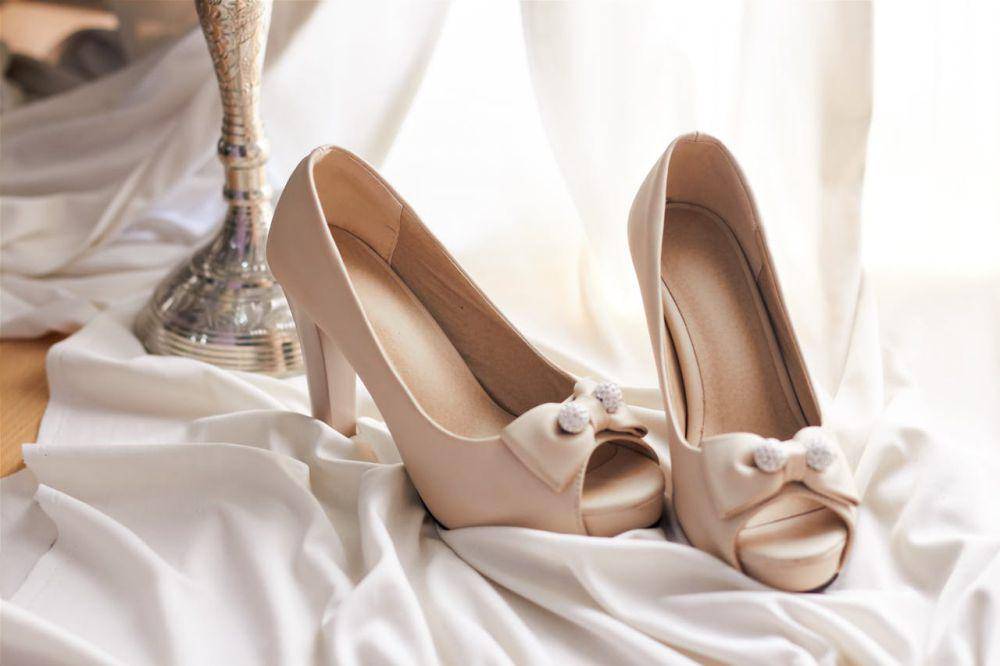 ilustrasi high heels (pexels.com/Ihsan Adityawarman)