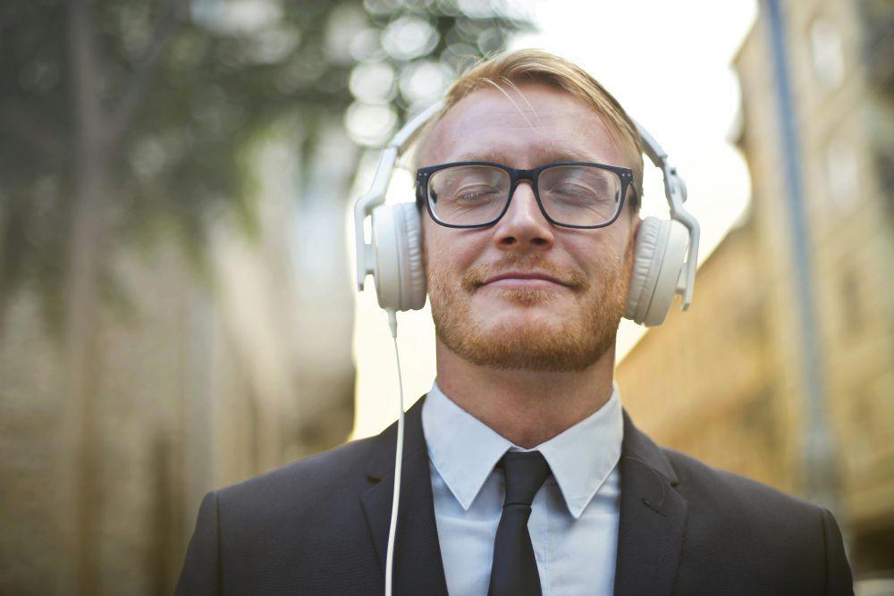 5 Tips Mempertajam Kemampuan Listening, Biar Gak Perlu Subtitle
