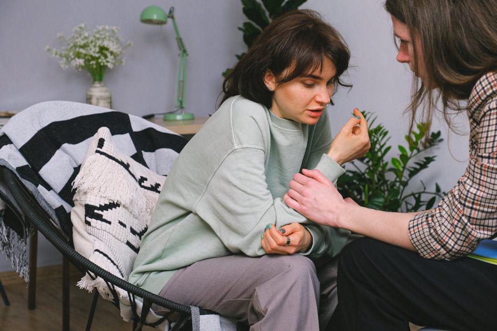5 Cara Memutuskan Love Bombing dalam Hubungan, Kenali Tandanya!