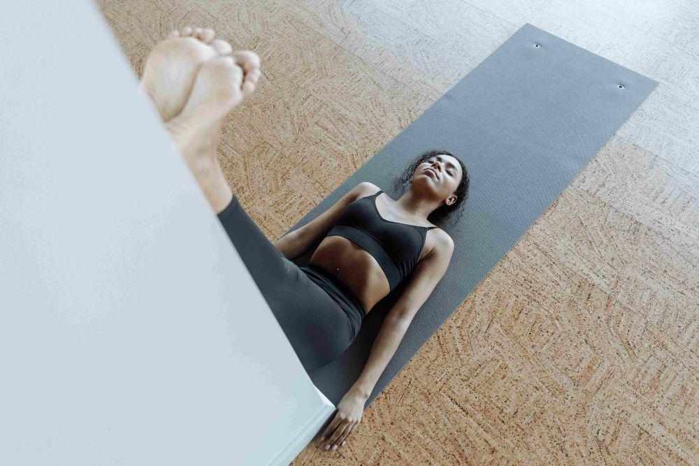 5 Manfaat Luar Biasa Posisi Legs Up The Wall untuk Kesehatan