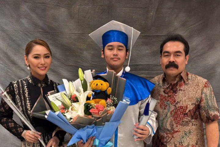 7 Potret Wisuda SMP Yusuf Ivander Damares, Putra Inul Daratista