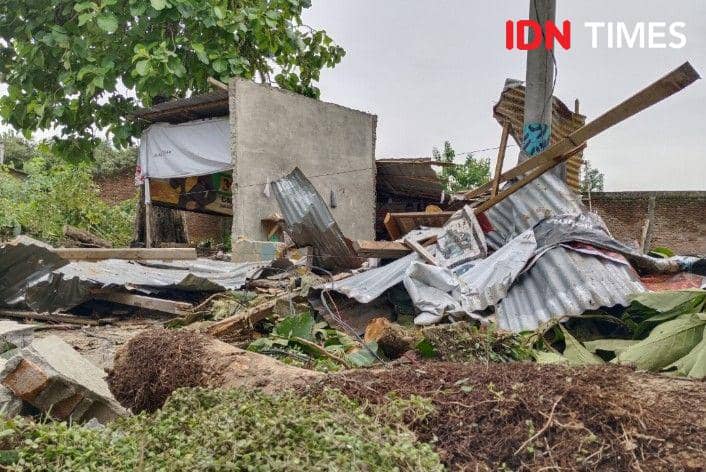 tampak dari depan bengkel Jhonson yang hancur ditimpa pohon (IDN Times/Eko Agus Herianto)