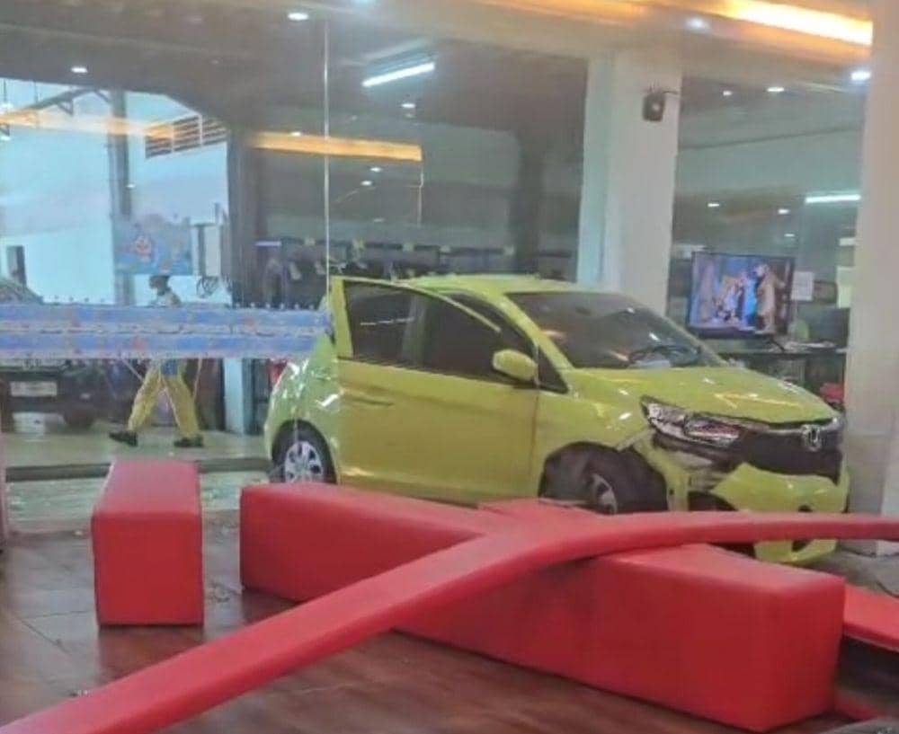Office Boy Tak Sengaja Injak Gas Mobil Baru, Tabrak Kaca dan Beton