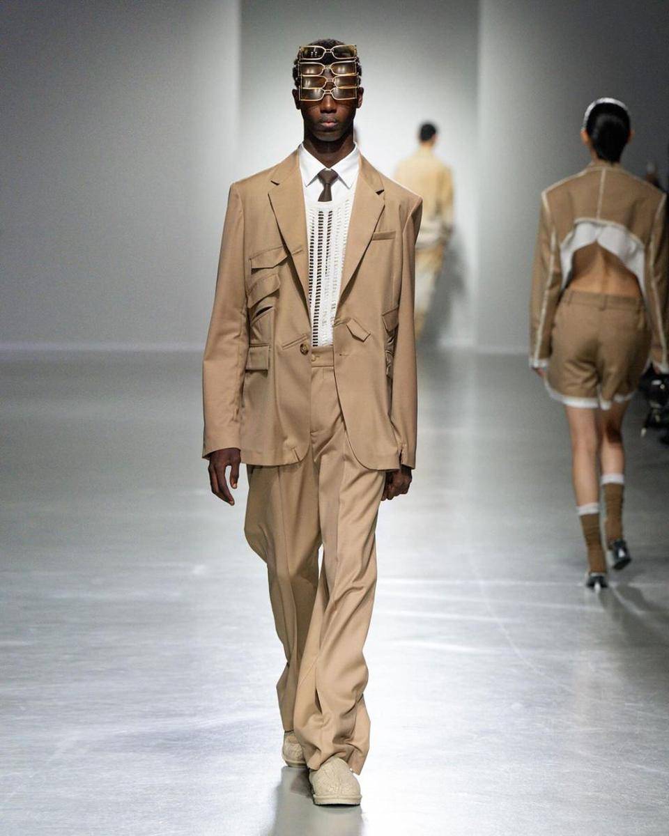 Feng Chen Wang S/S '25 di Paris Fashion Week Menswear 2024 (instagram.com/fengchenwang)