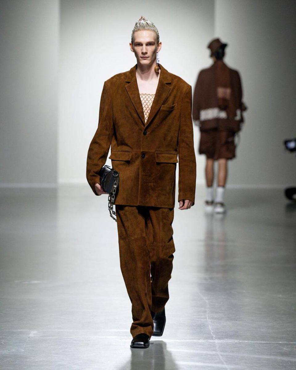 Feng Chen Wang S/S '25 di Paris Fashion Week Menswear 2024 (instagram.com/fengchenwang)