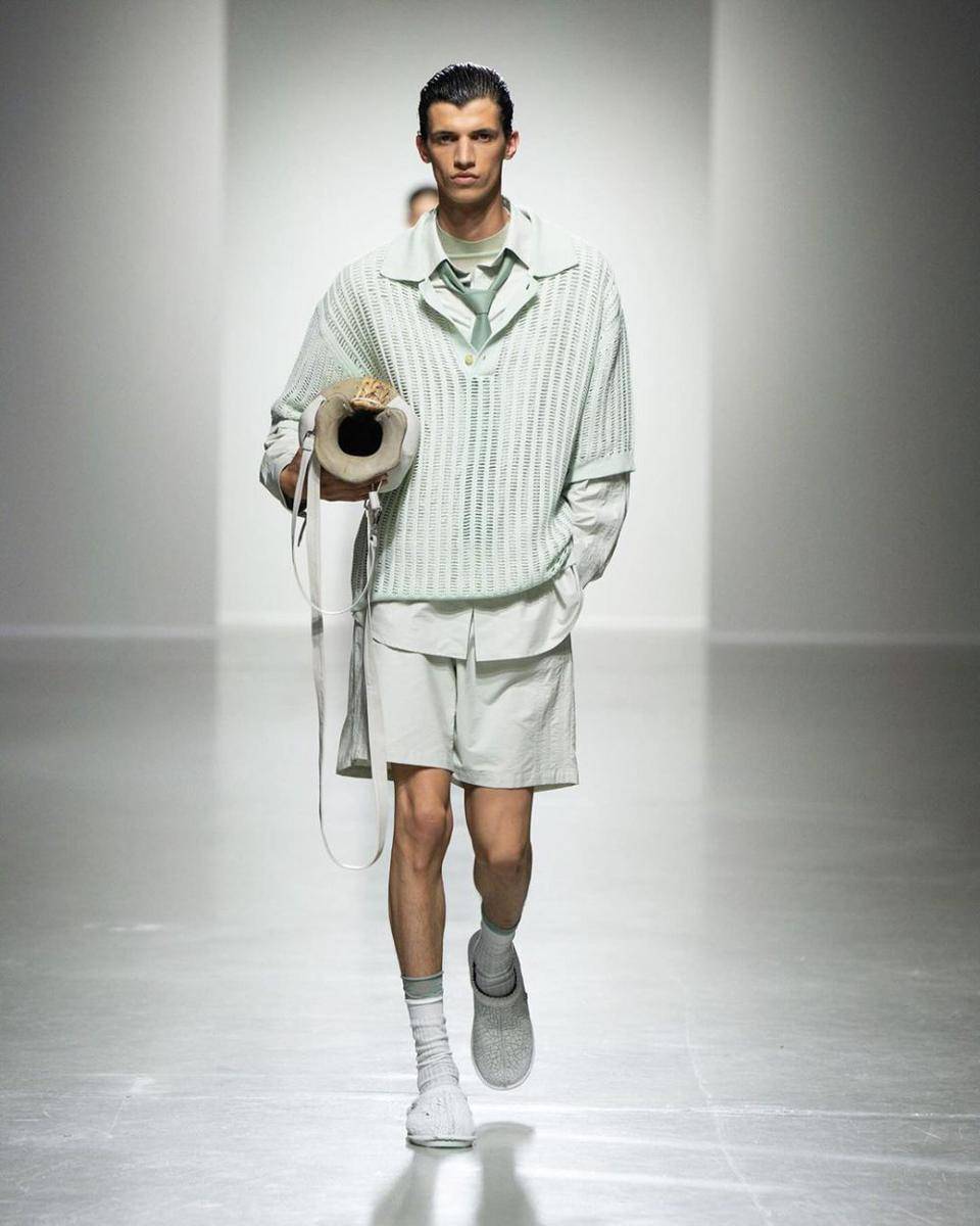 Feng Chen Wang S/S '25 di Paris Fashion Week Menswear 2024 (instagram.com/fengchenwang)