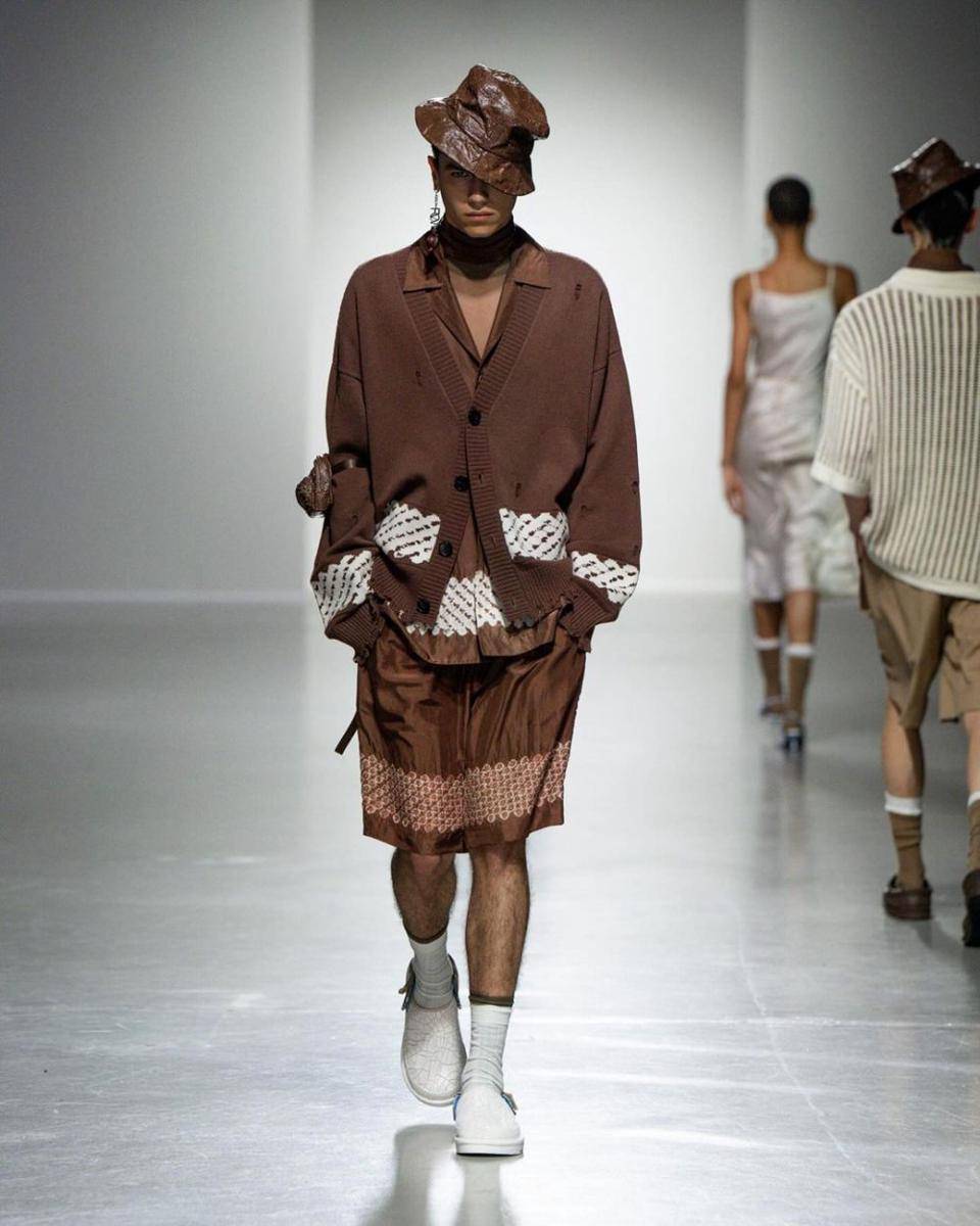 Feng Chen Wang S/S '25 di Paris Fashion Week Menswear 2024 (instagram.com/fengchenwang)