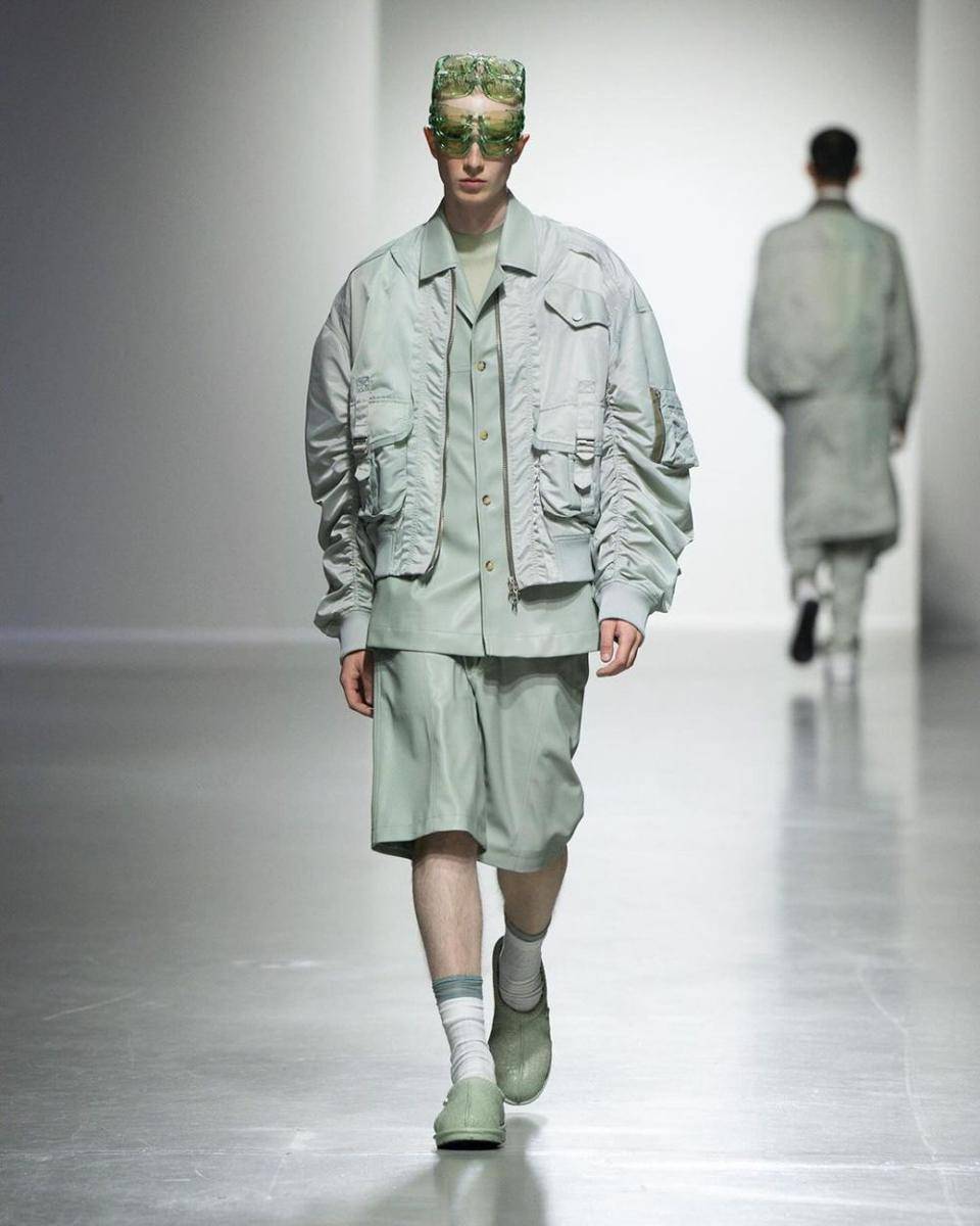 Feng Chen Wang S/S '25 di Paris Fashion Week Menswear 2024 (instagram.com/fengchenwang)