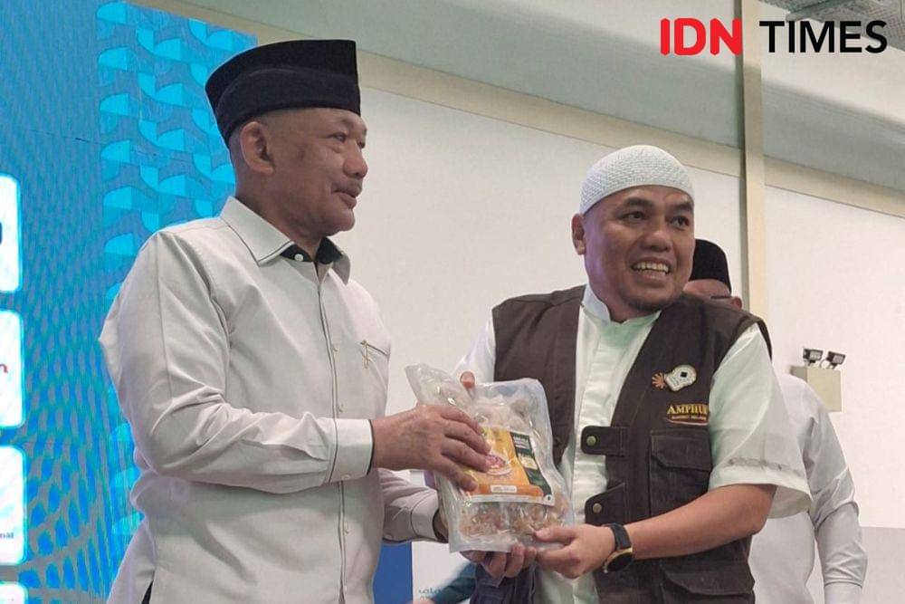 Proses pengolahan daging dam jemaah haji Indonesia yang akan dikirim ke Tanah Air, Kamis (19/6/2024). (IDN Times/Faiz Nashrillah)