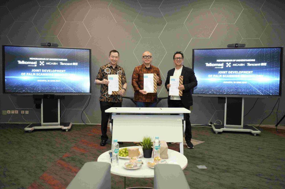 Telkomsel bekerjasama dengan Tencent Cloud dan PT M Cash Integrasi (MCASH) berkolaborasi mengaplikasikan teknologi biometrik palm scanner. (Dok. Telkomsel).
