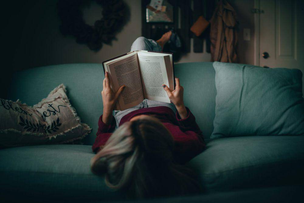 ilustrasi membaca buku (unsplash.com/Matias North)