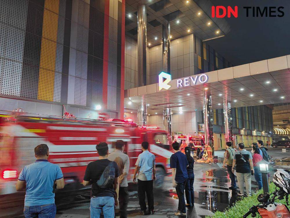 Mall Revo Bekasi terbakar. (IDN Times/Imam Faishal)
