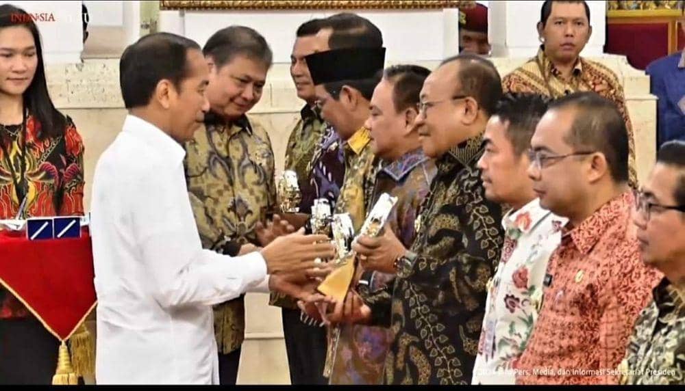 Pj Gubernur NTB Lalu Gita Ariadi saat menerima penghargaan TPID Award dari Presiden Jokowi. (dok. Istimewa))
