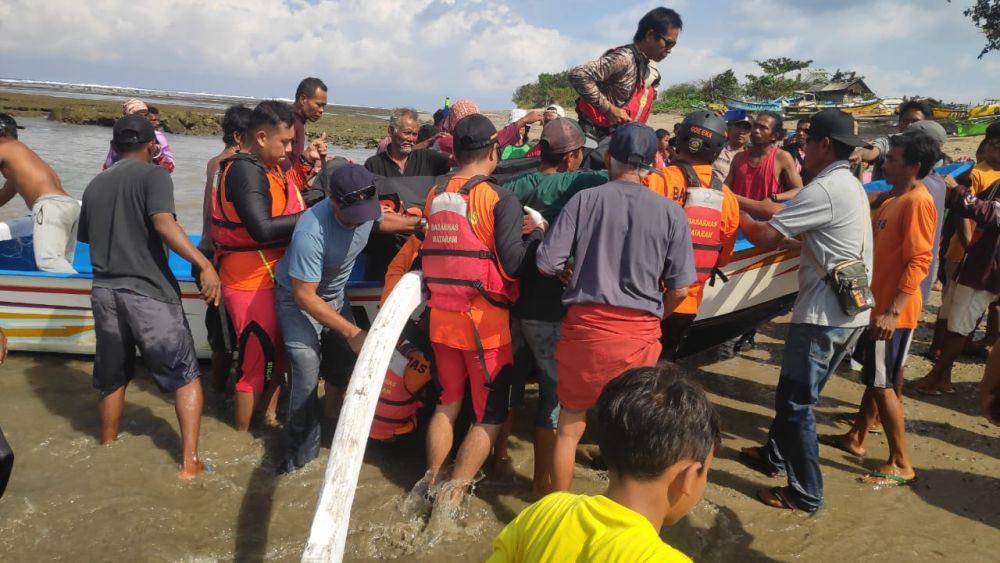 Proses evakuasi jenazah pria asal Lombok Tengah yang tewas terseret arus saat memanah ikan di Pantai Jemplung Labangka Sumbawa. (dok. SAR Mataram)