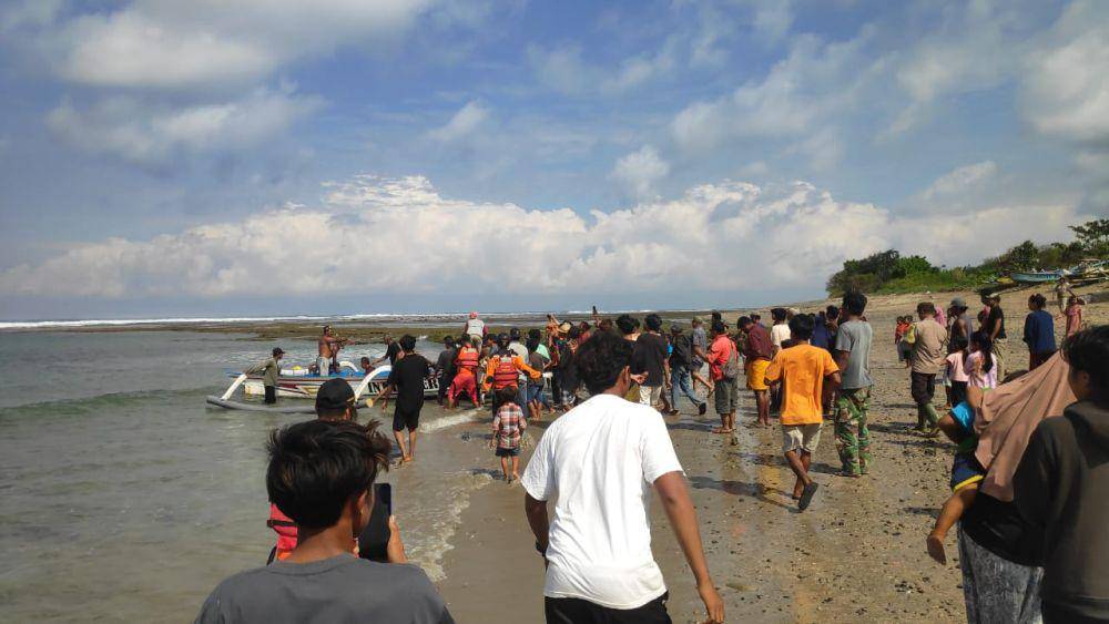 Tim SAR Gabungan mengevakuasi jenazah pria asal Lombok Tengah yang terseret arus saat memanah ikan di Pantai Jemplung Labangka Sumbawa, Sabtu (22/6/2024). (dok. SAR Mataram)