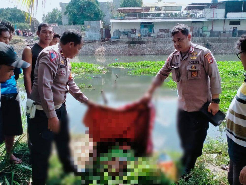 Penemuan mayat pria di pinggir Sungai Jangkuk Kota Mataram, Sabtu (22/6/2024). (dok. Polresta Mataram)