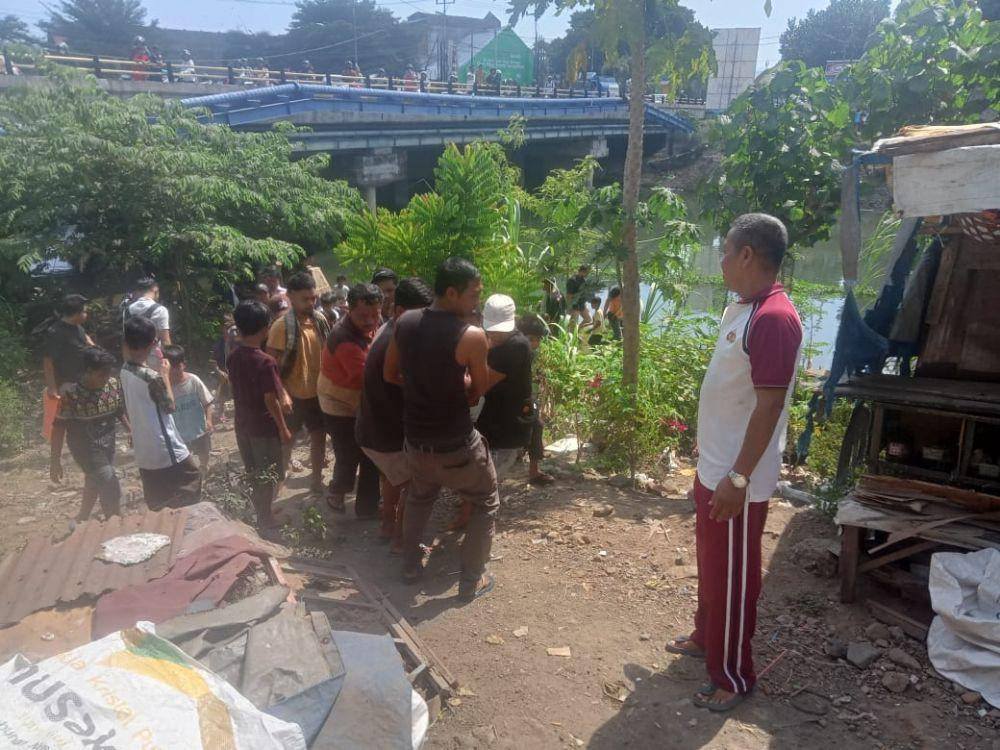 Evakuasi jenazah korban. (dok. Polresta Mataram)