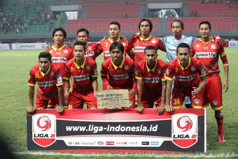 Erwin Gutawa (baris belakang, tiga dari kiri) saat masih memperkuat Martapura FC di Liga 2 2017. (Instagram.com/erwin05gutawa)