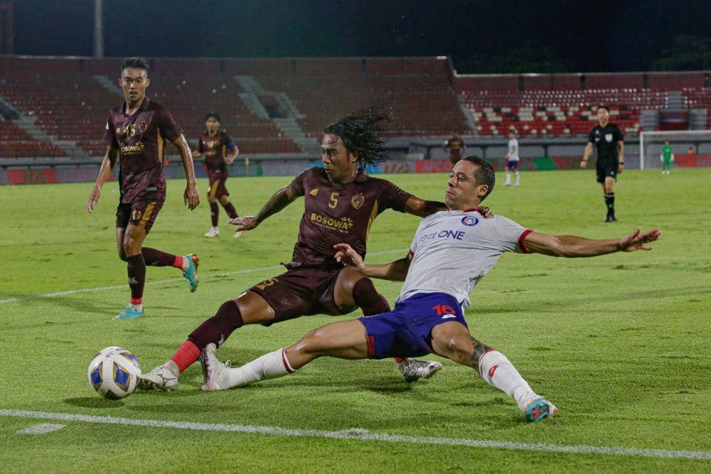 Aksi Erwin Gutawa (kiri) dalam laga matchday kedua Grup H AFC Cup 2023/24 antara PSM Makassar kontra Sabah FC di Stadion Kapten I Wayan Dipta Gianyar, 5 Oktober 2023. (Dok. Asian Football Confederation (AFC)/Johannes P. Christo)