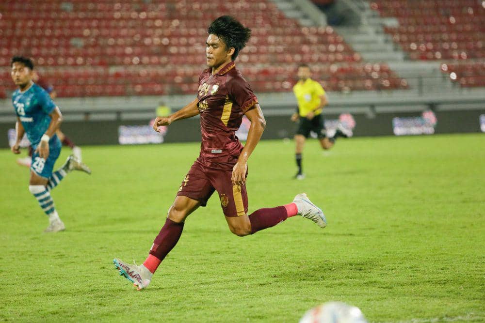Aksi pemain PSM Makassar, Rizky Eka Pratama, dalam laga play-off AFC Cup 2023/24 kontra Yangon United di Stadion Kapten I Wayan Dipta Gianyar, 23 Agustus 2023. (Dok. Asian Football Confederation (AFC)/Johannes P. Christo)