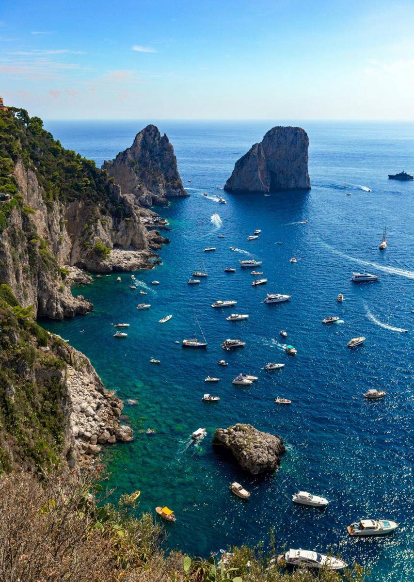 Panorama Pulau Capri di Italia. (unsplash.com/Andy Holmes)