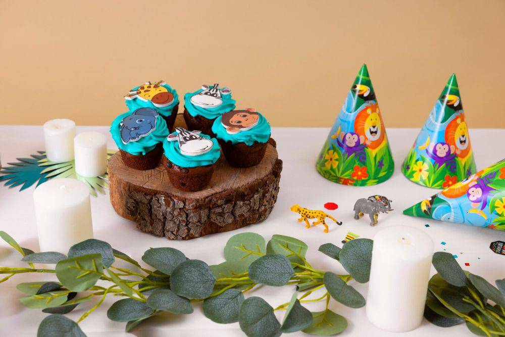ilustrasi kue ultah tema jungle (freepik.com/freepik)