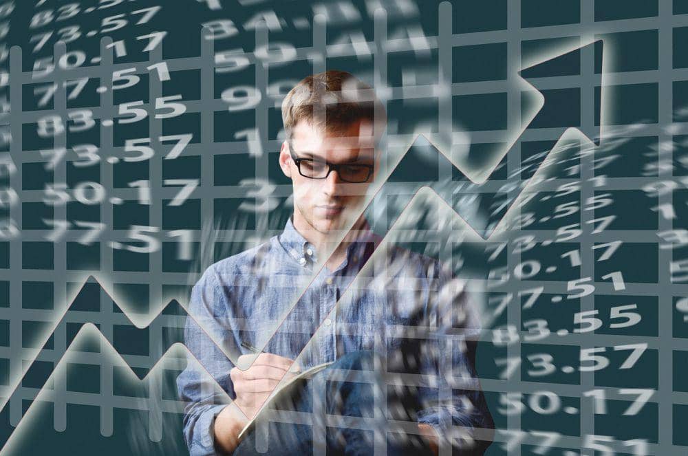 Ilustrasi Pria Sedang Mencatat Valuasi Saham (pixabay)
