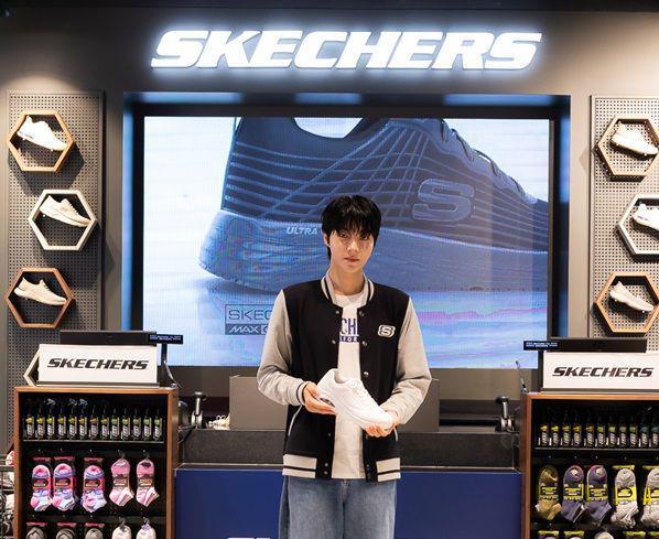 8 Potret Hwang In Yeop Hadiri Opening Store Skechers di Jakarta