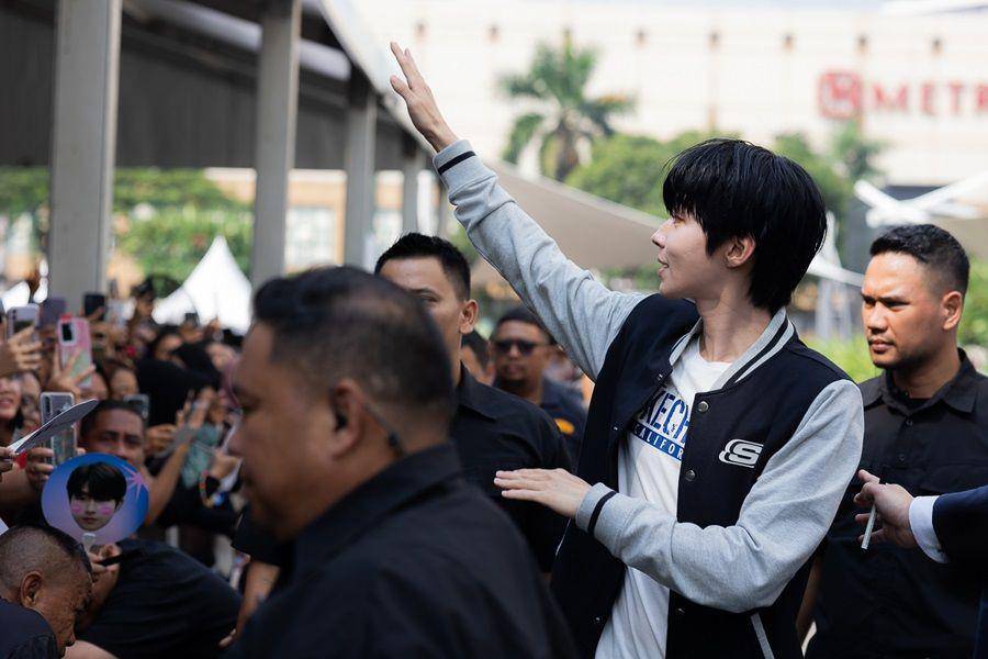 Hwang In Youp Sapa Penggemar saat event bersama Skecher (Dok. Skecher Indonesia/Hwang In Yeop)