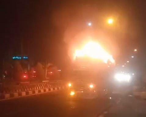 Truk Ekspedisi Ludes Terbakar di Ring Road Ngawi
