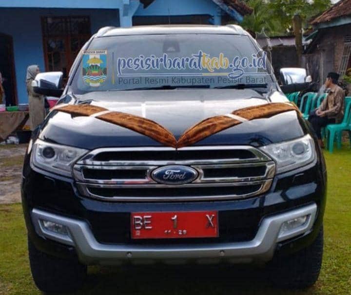 Penampakan Randis Bupati Pesibar Barat dipakai menjadi kendaraan pengantin baru warga. (Dok. Pemkab Pesibar).
