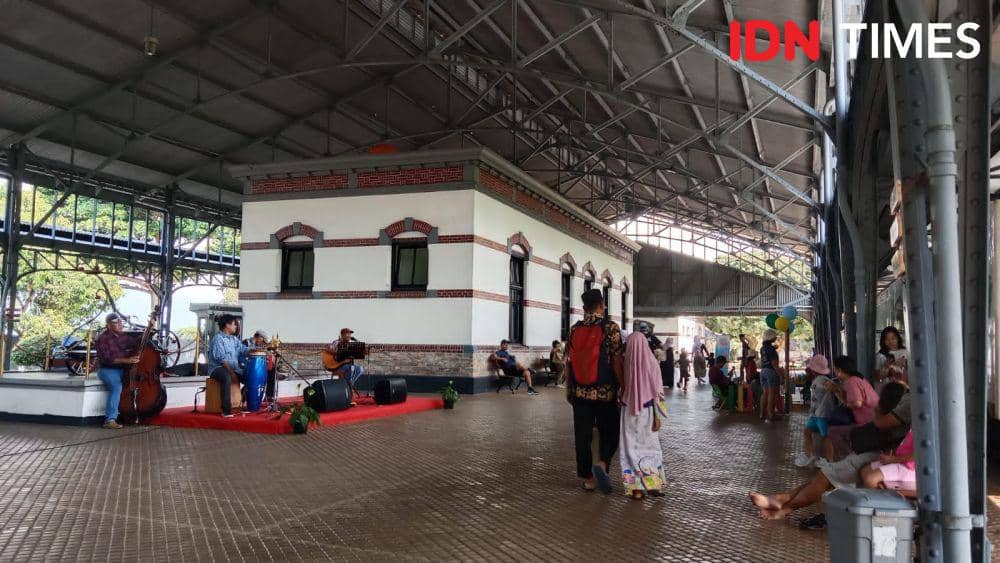 Suasana gedung utama Museum KA Wisata Ambarawa saat libur panjang anak sekolah. (IDN Times/Fariz Fardianto)